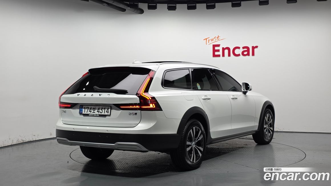 Volvo V90 B5 Plus AWD, 2025