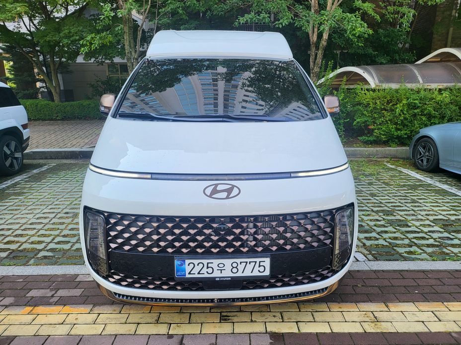Hyundai Staria 4WD Lounge 9-Seater, 2025