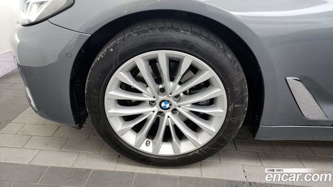 BMW 5-Series 520i Luxury, 2023