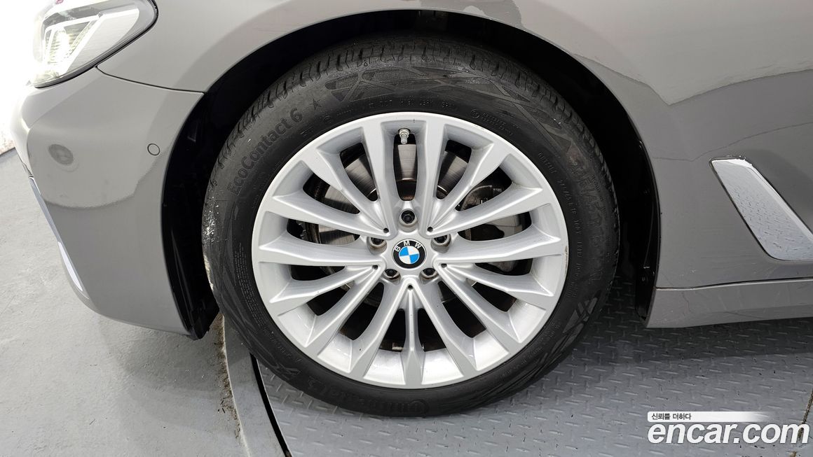 BMW 5-Series 520i Luxury, 2022