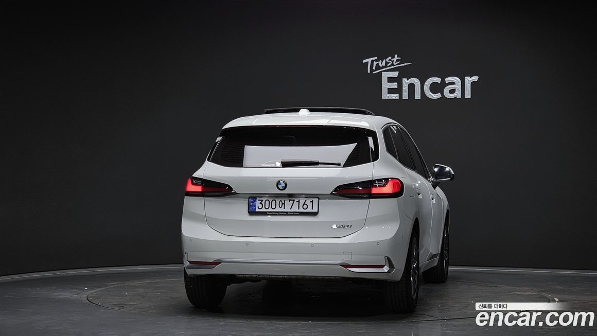 BMW 2-Series 220i Luxury, 2023