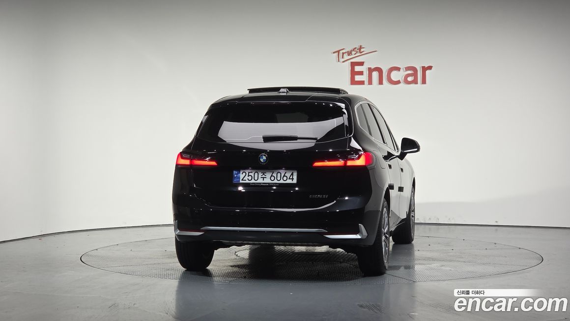 BMW 2-Series 220i Luxury, 2023