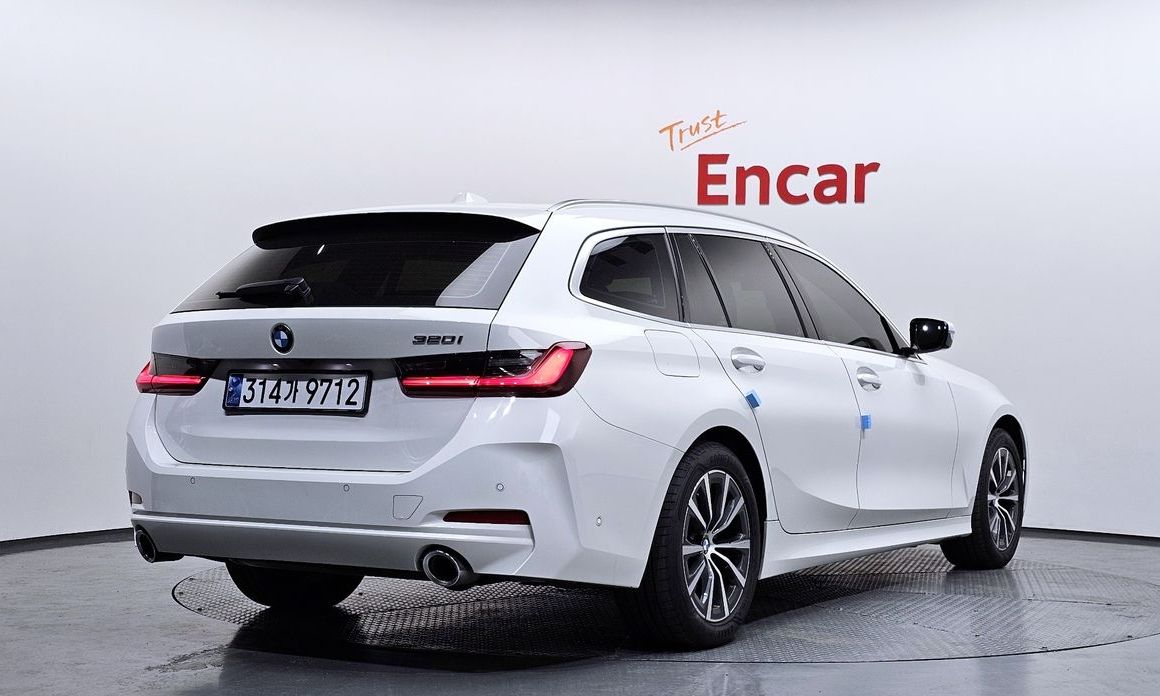 BMW 3-Series 320i Touring, 2024