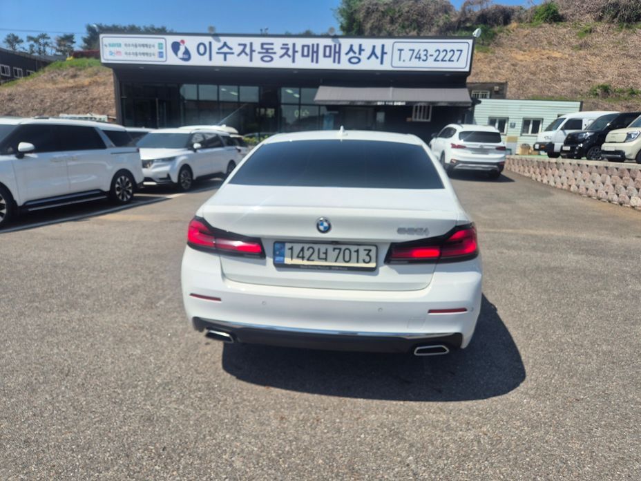 BMW 5-Series 520i Luxury, 2022
