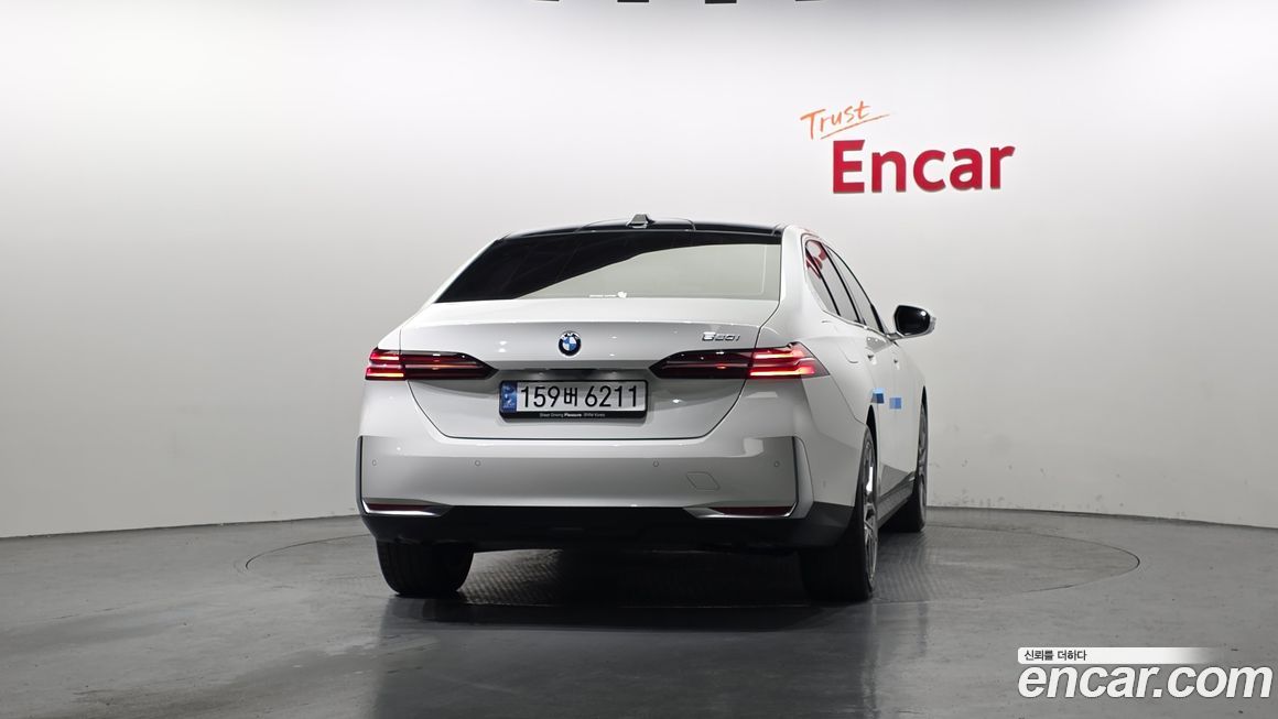 BMW 5-Series 520i, 2025