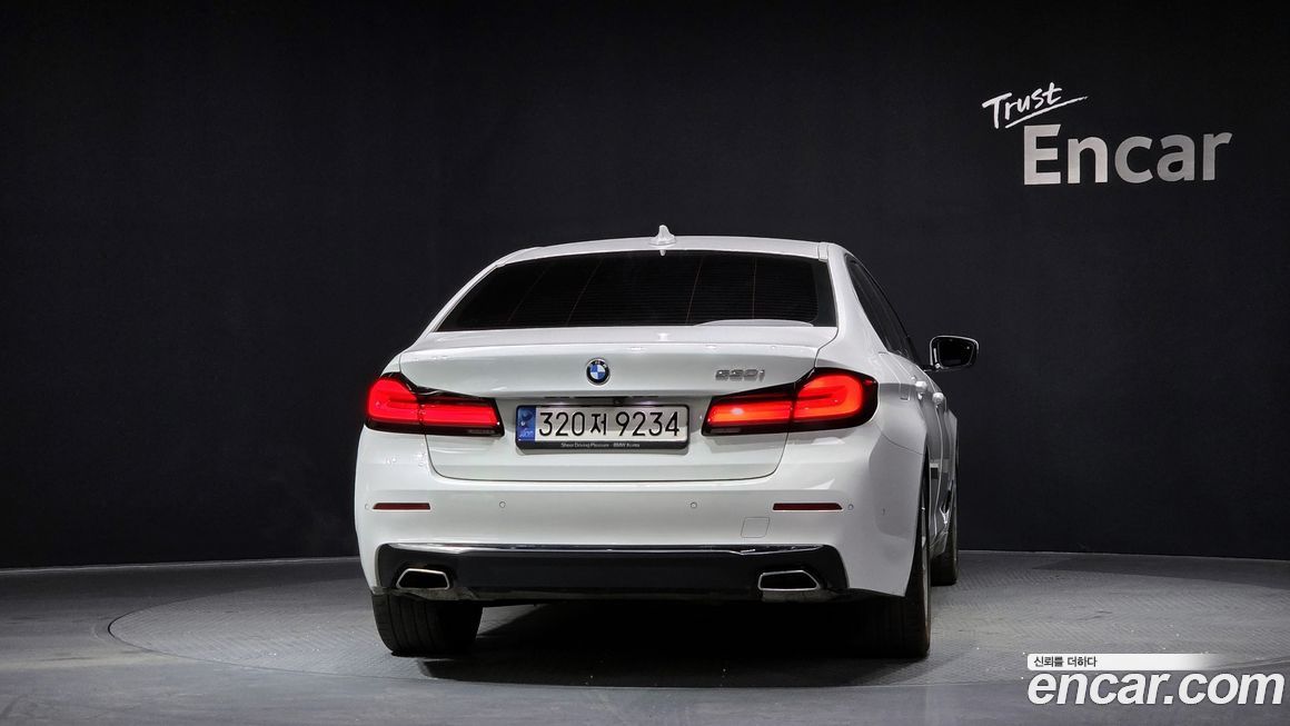 BMW 5-Series 530i Luxury, 2023