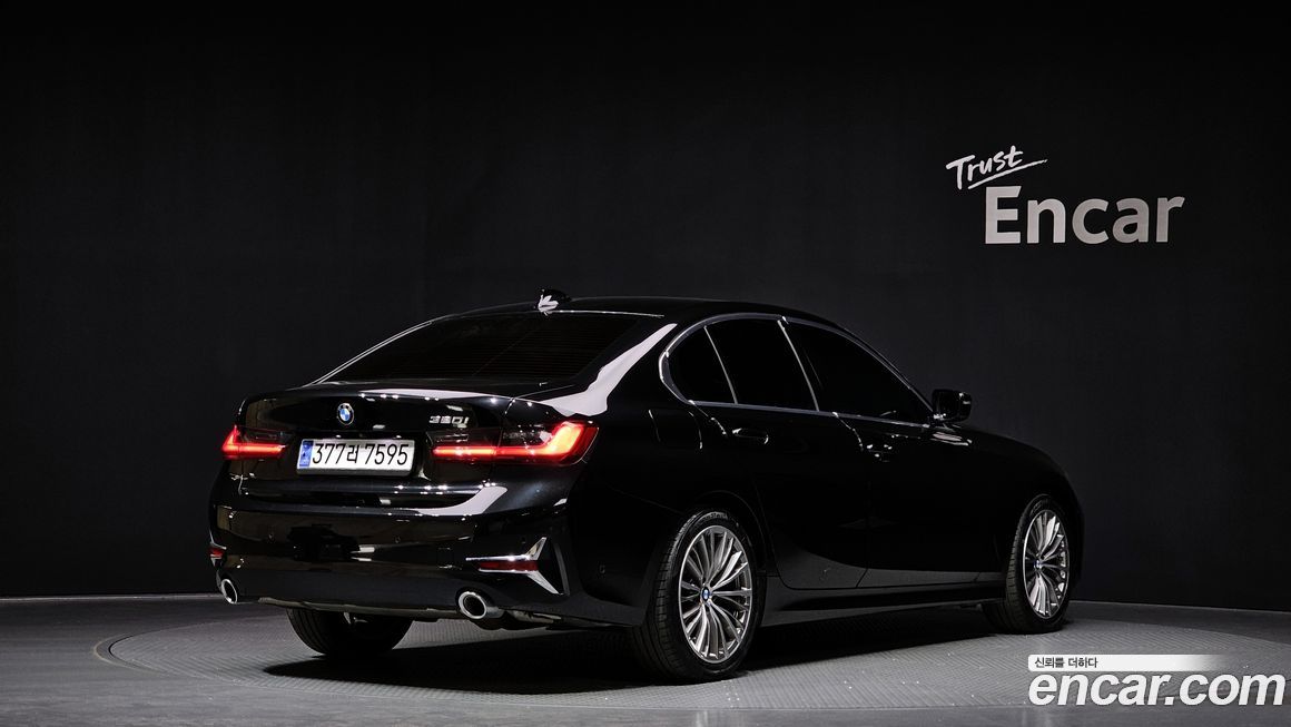 BMW 3-Series 320i Luxury, 2022