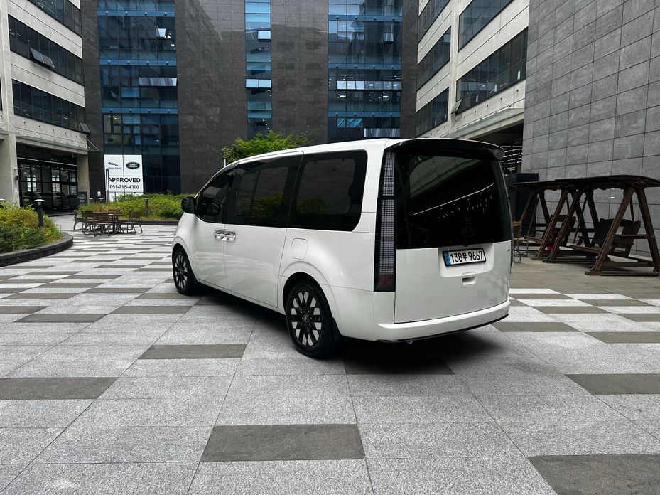 Hyundai Staria 4WD Lounge 9-Seater, 2025