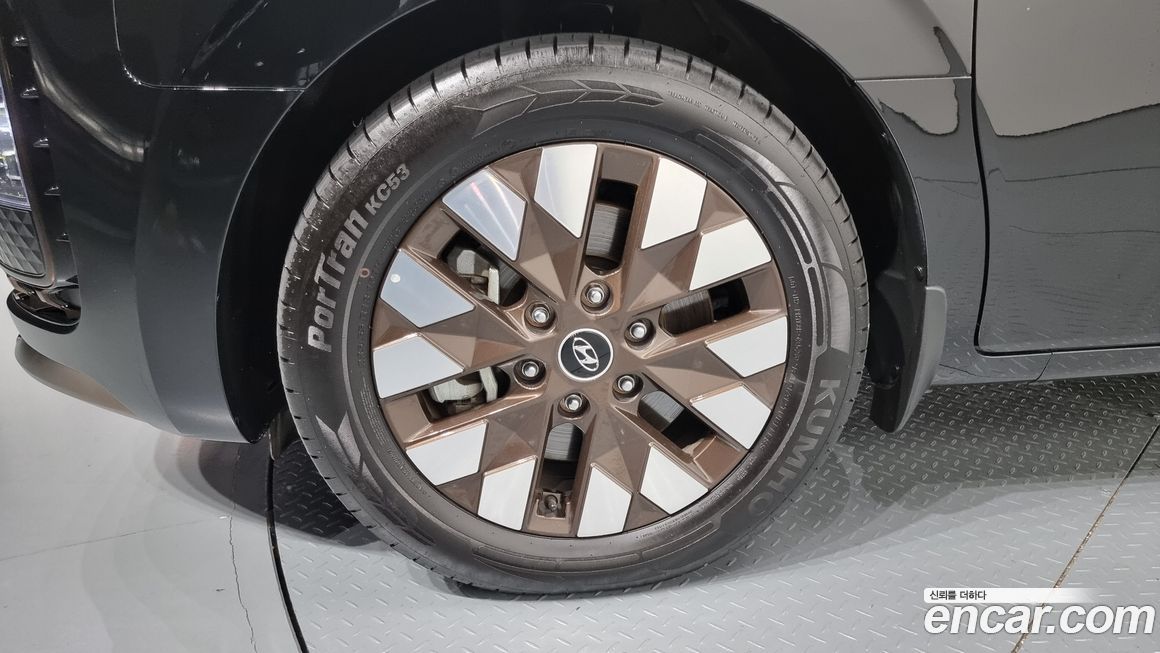 Hyundai Staria 4WD Lounge 7-Seater, 2024