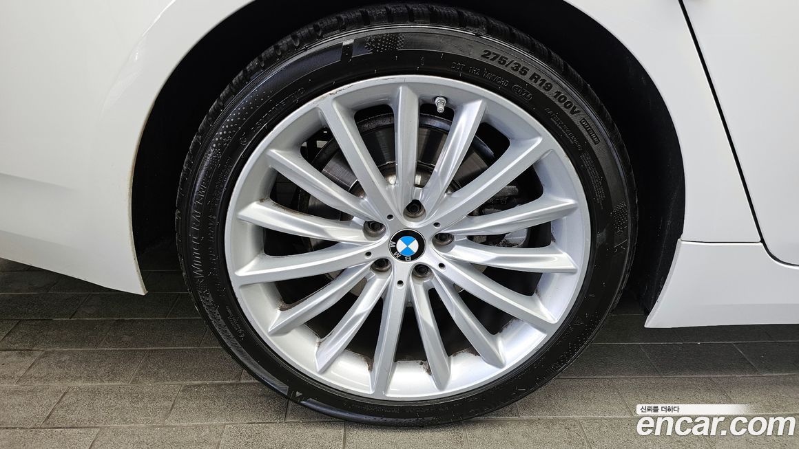 BMW 5-Series 530i Luxury, 2023