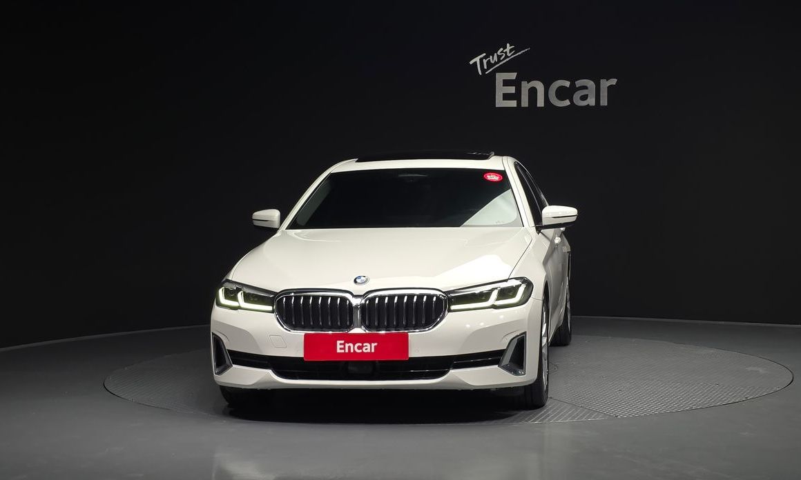 BMW 5-Series 520i Luxury, 2022