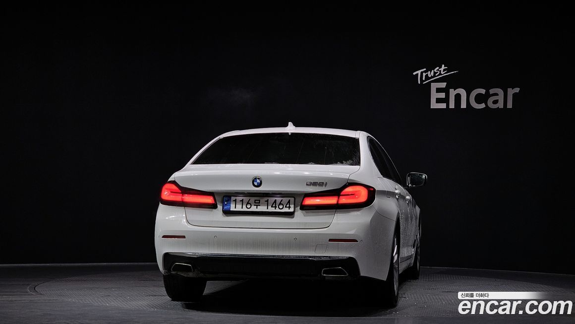 BMW 5-Series 520i Luxury, 2022