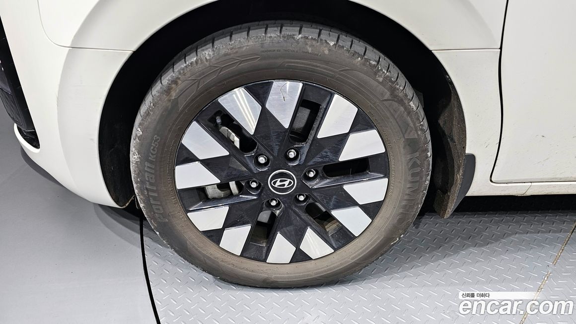 Hyundai Staria 4WD Lounge 9-Seater, 2025