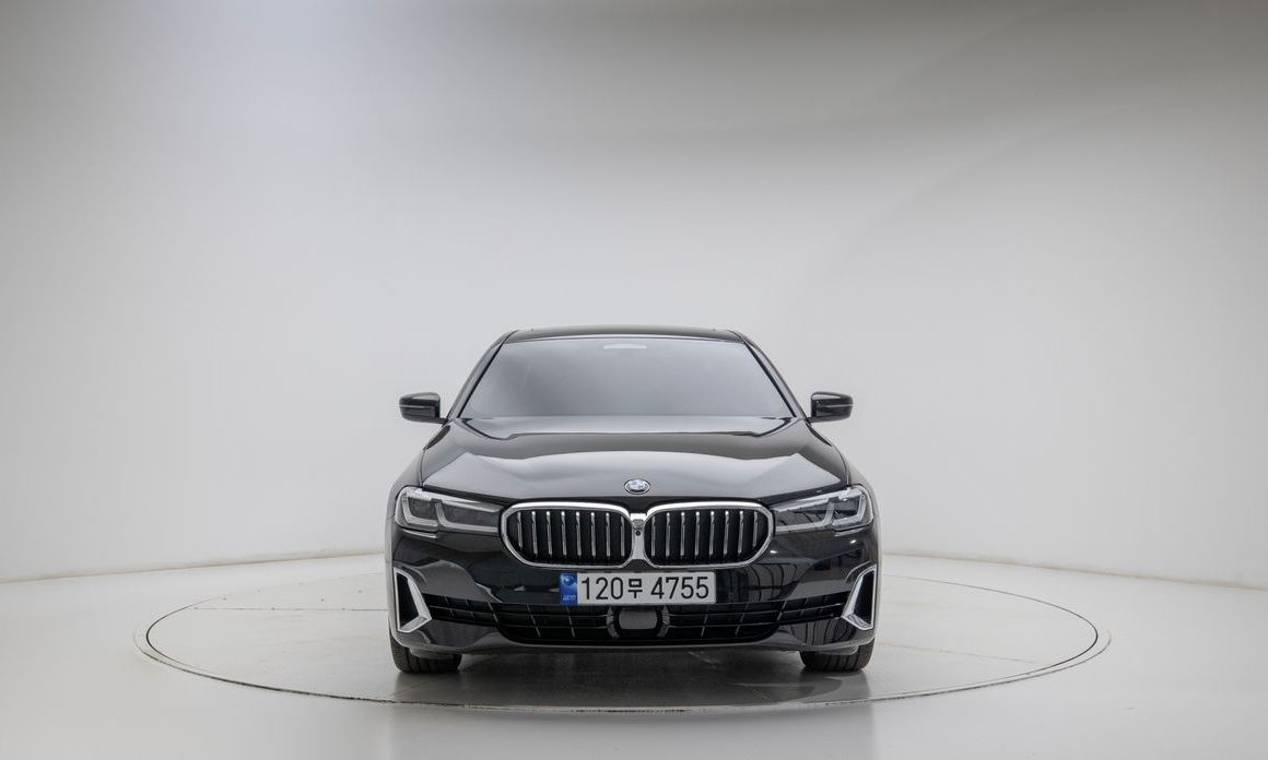 BMW 5-Series 520i Luxury, 2023