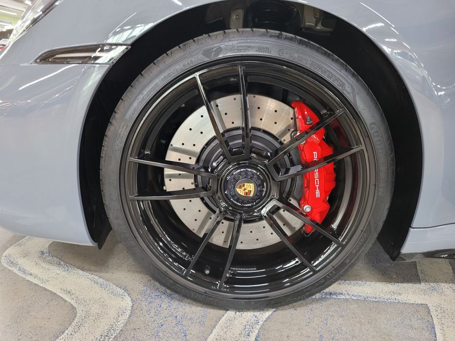 Porsche 911 Carrera 4 GTS, 2024