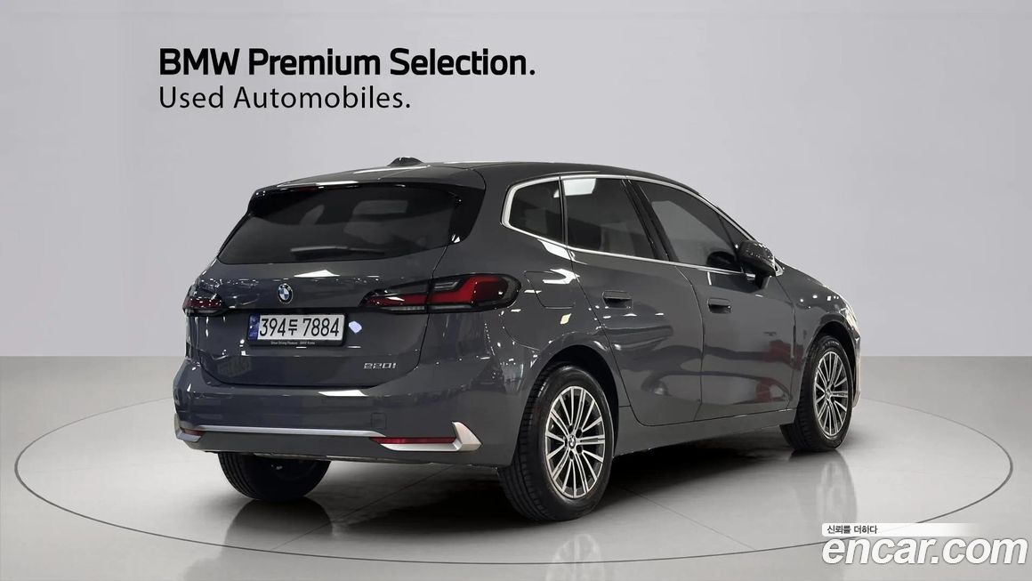 BMW 2-Series 220i Luxury, 2023