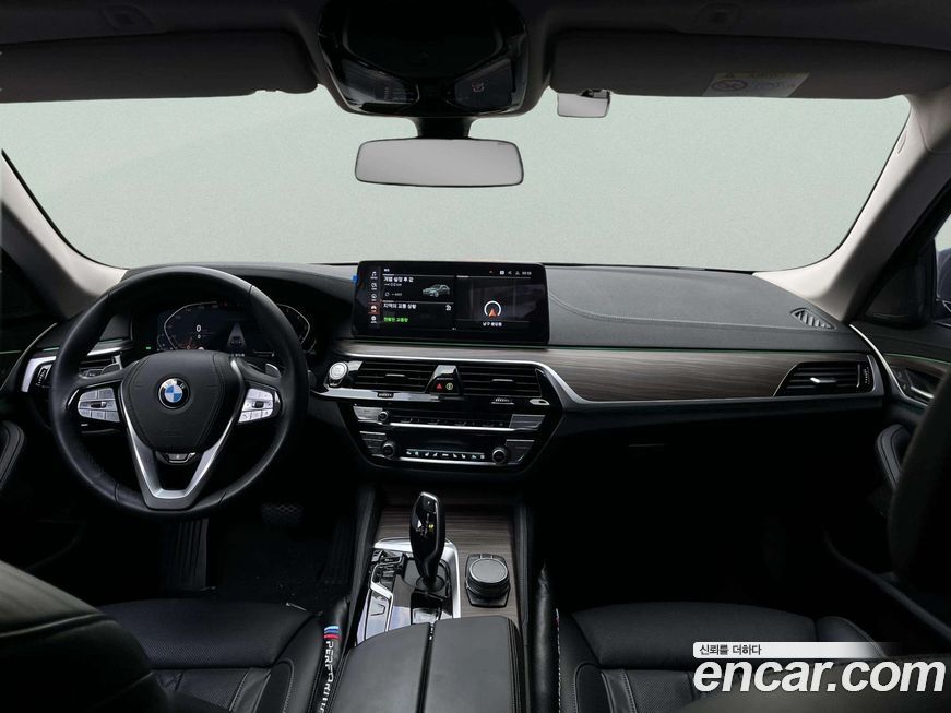 BMW 5-Series 530i Luxury, 2023