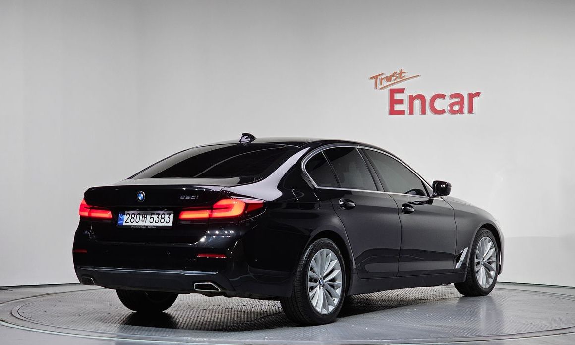 BMW 5-Series 520i Luxury, 2022