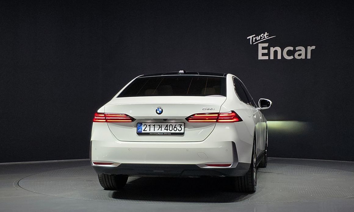 BMW 5-Series 520i, 2025