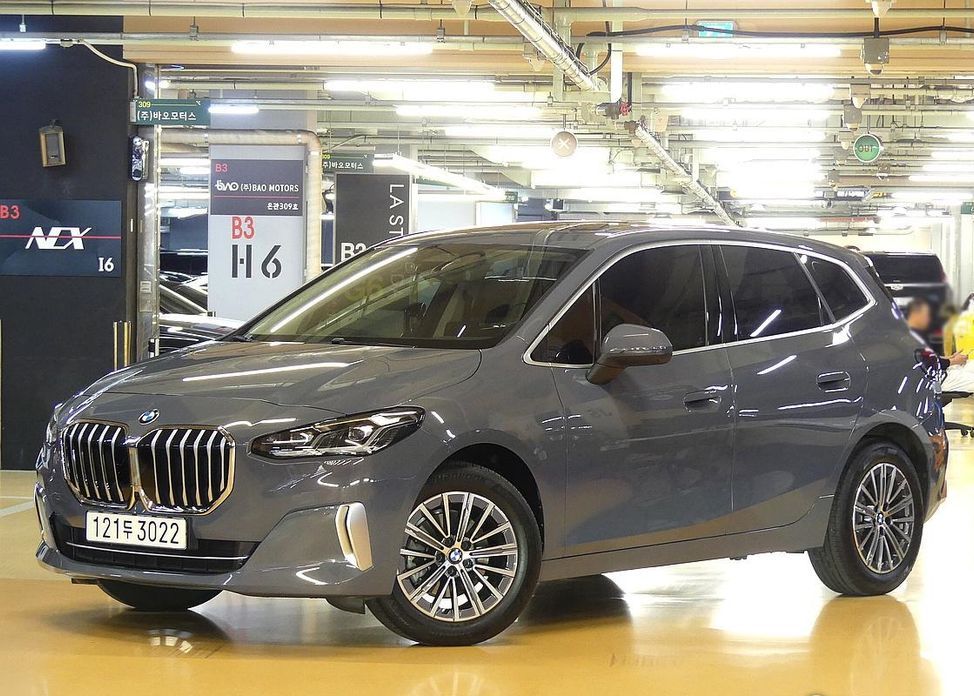 BMW 2-Series 220i Luxury, 2025