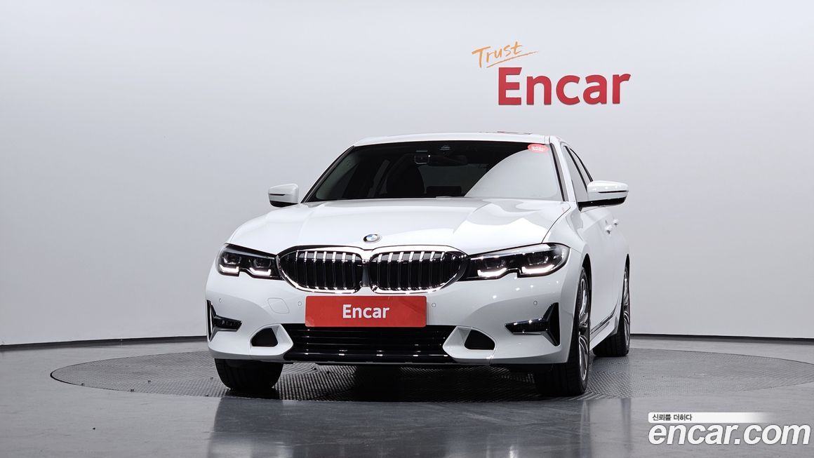 BMW 3-Series 320i Luxury, 2022