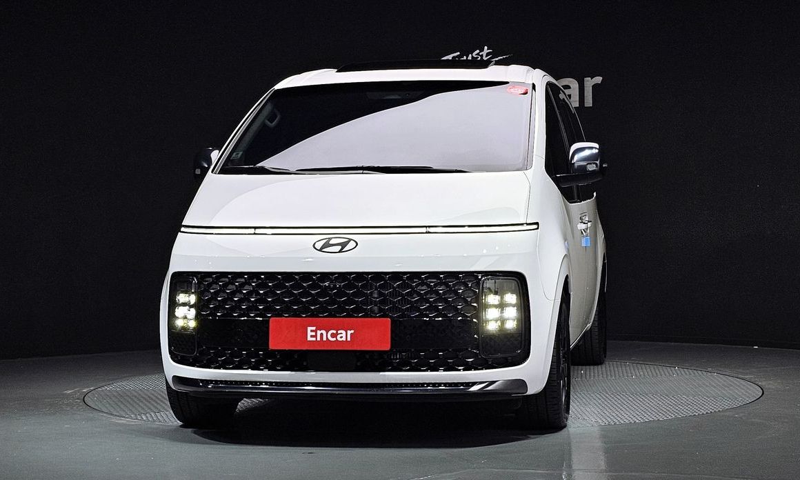 Hyundai Staria 4WD Lounge 9-Seater, 2025