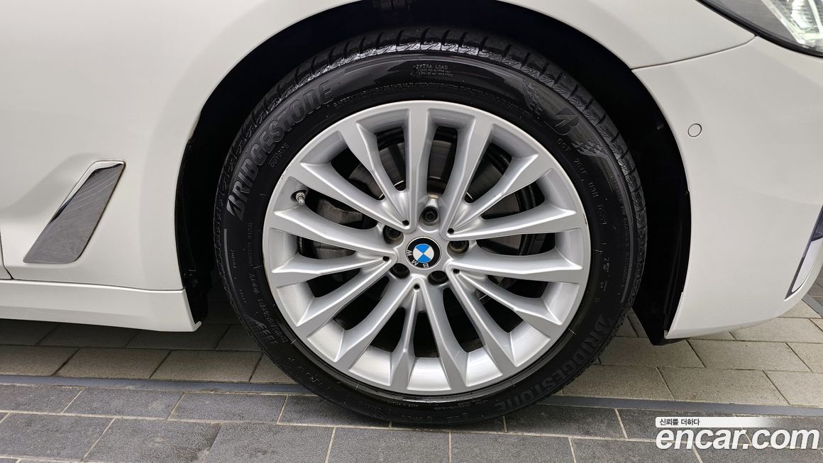 BMW 5-Series 520i Luxury, 2023