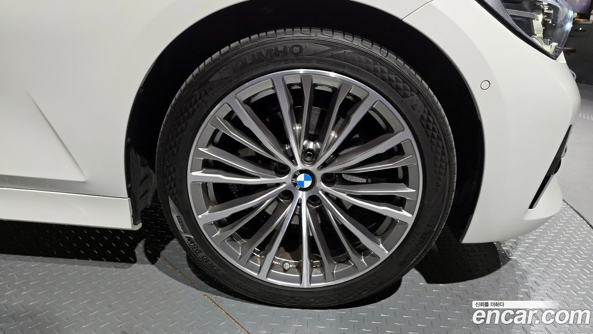 BMW 3-Series 320i Luxury, 2022