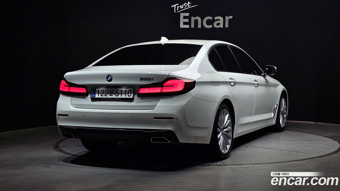 BMW 5-Series 530i Luxury, 2023