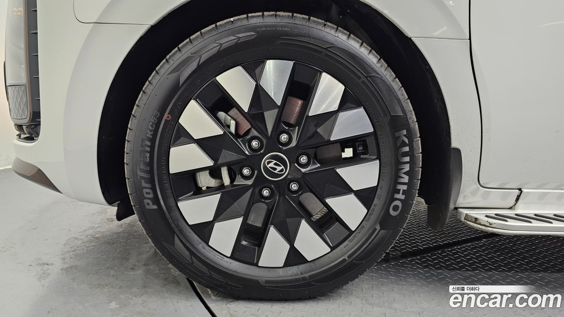 Hyundai Staria 4WD Lounge 9-Seater, 2025