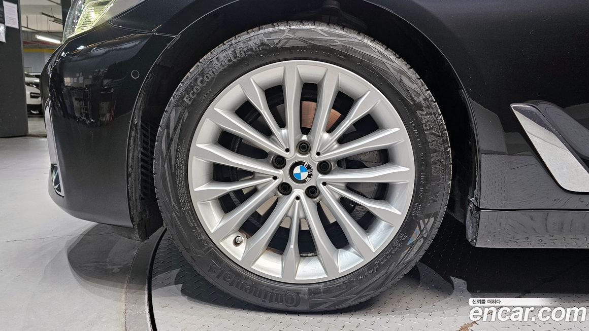 BMW 5-Series 520i Luxury, 2023