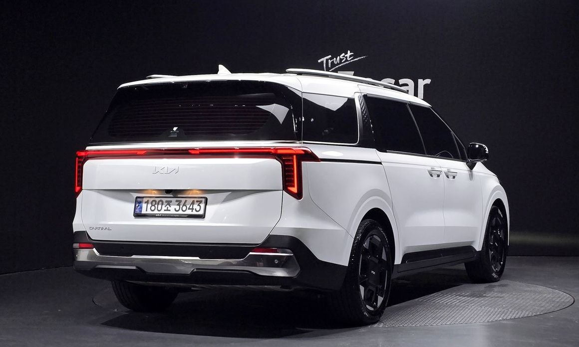 Kia Carnival 9-Seater Signature, 2024
