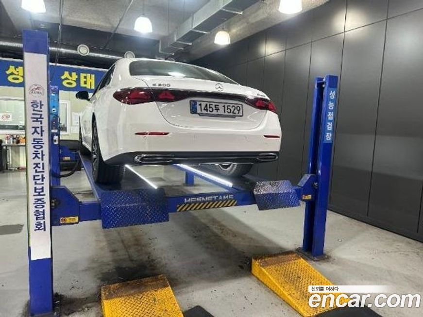 Mercedes-Benz E-Class E300 4MATIC Exclusive, 2025