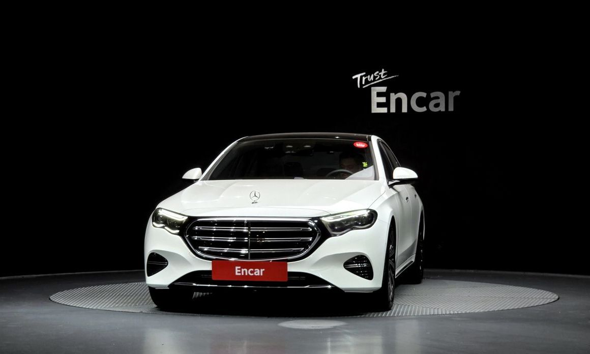 Mercedes-Benz E-Class E300 4MATIC Exclusive, 2025