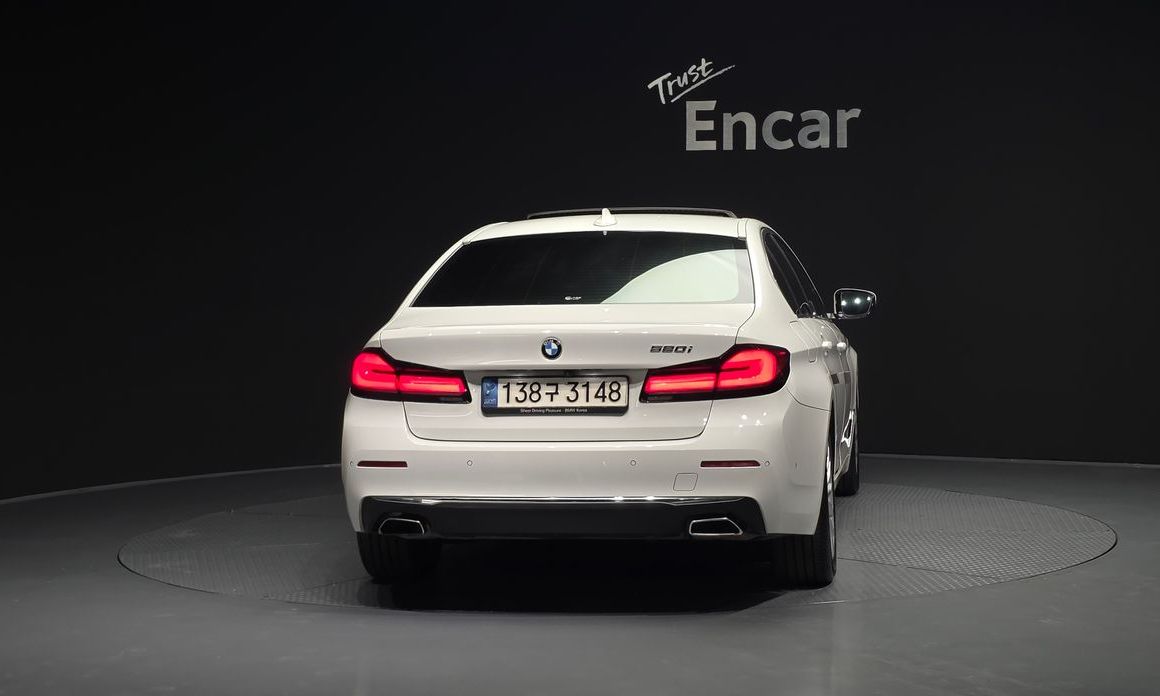 BMW 5-Series 520i Luxury, 2022