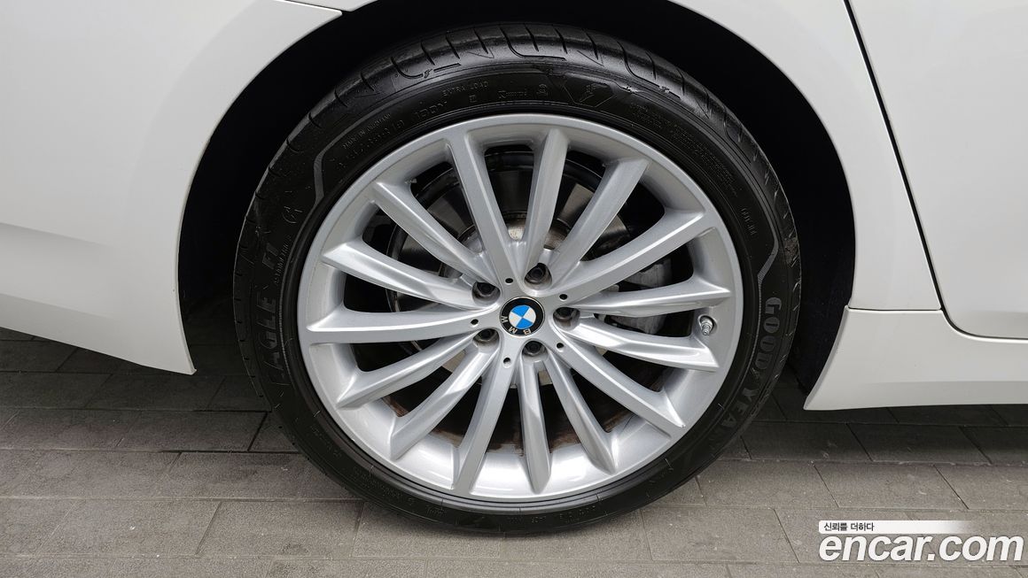 BMW 5-Series 530i Luxury, 2023