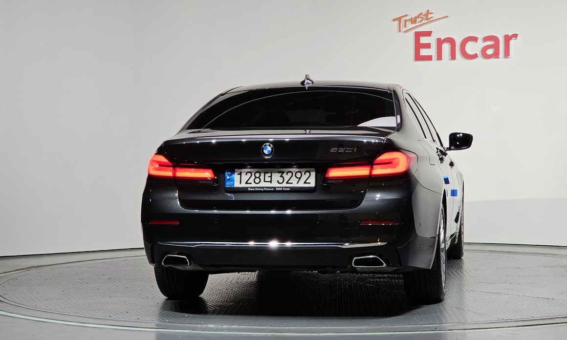BMW 5-Series 520i Luxury, 2022