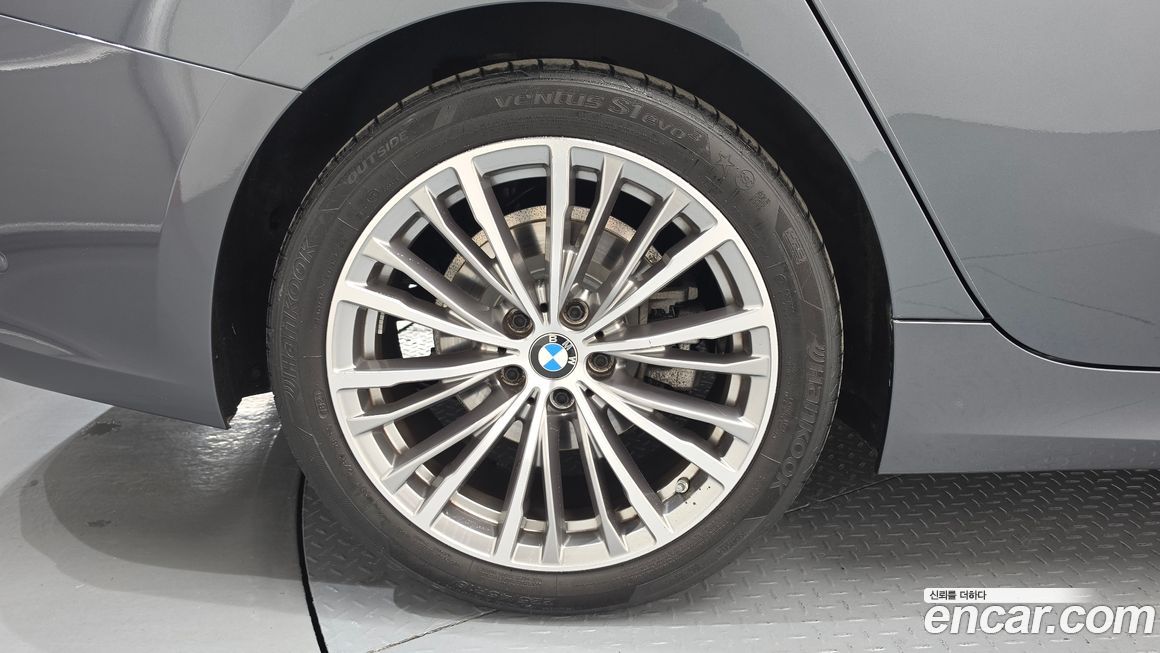 BMW 3-Series 320i Touring Luxury, 2022
