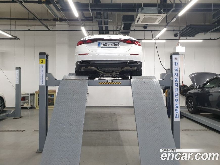 Mercedes-Benz E-Class E300 4MATIC Exclusive, 2026