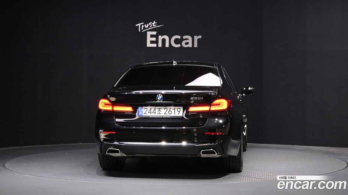 BMW 5-Series 530i Luxury, 2023