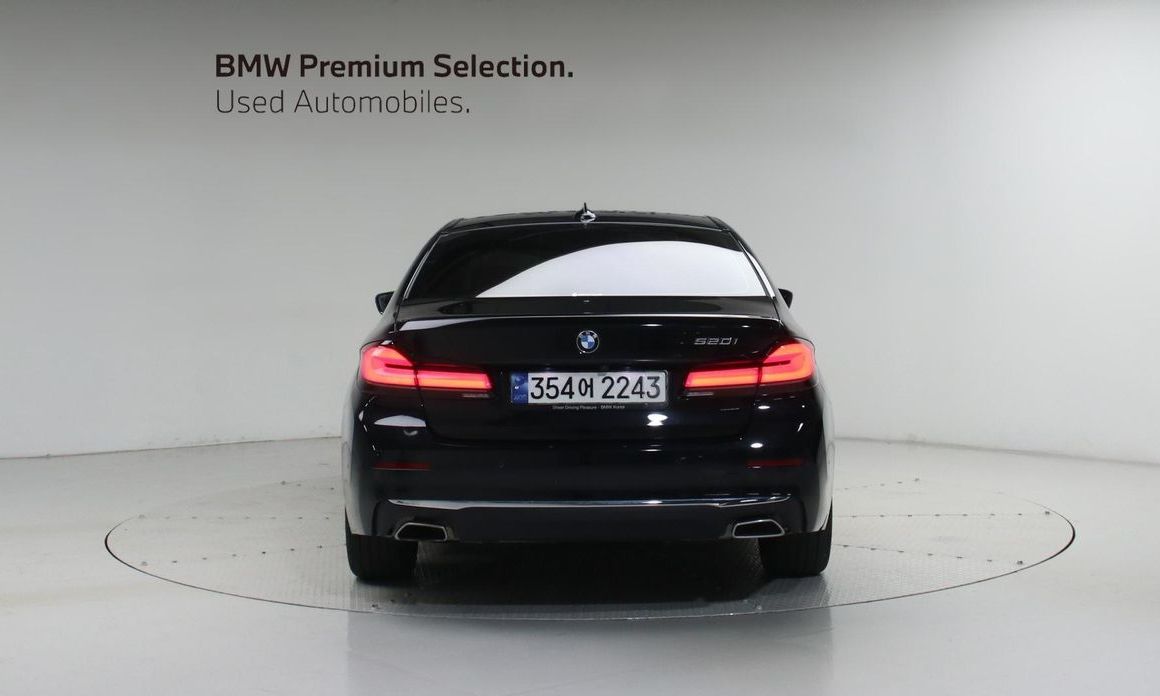BMW 5-Series 520i Luxury, 2022