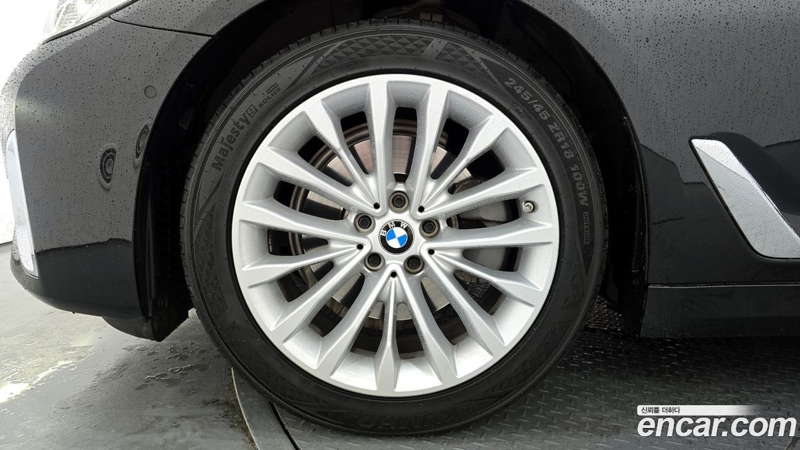 BMW 5-Series 520i Luxury, 2023