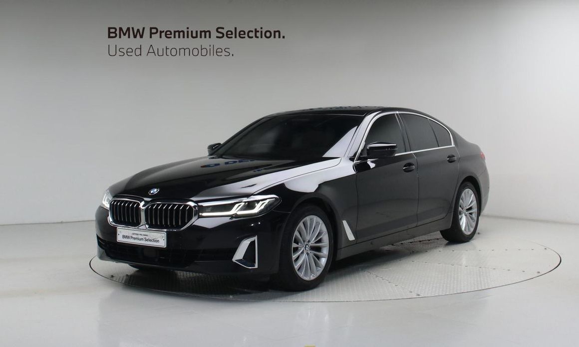 BMW 5-Series 520i Luxury, 2022