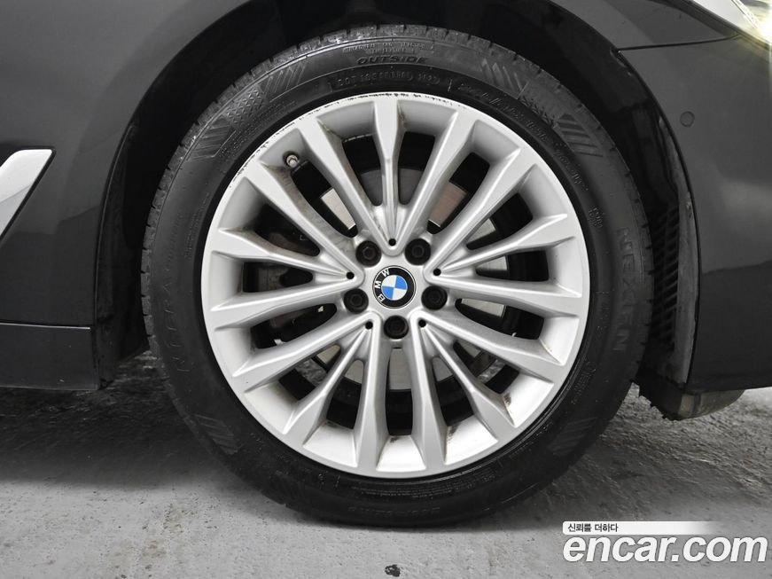 BMW 5-Series 523d Luxury, 2023