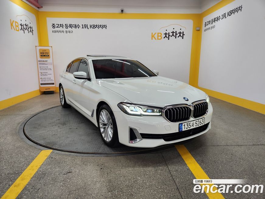 BMW 5-Series 520i Luxury, 2022