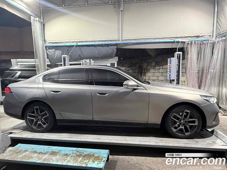 BMW 5-Series 520i, 2025