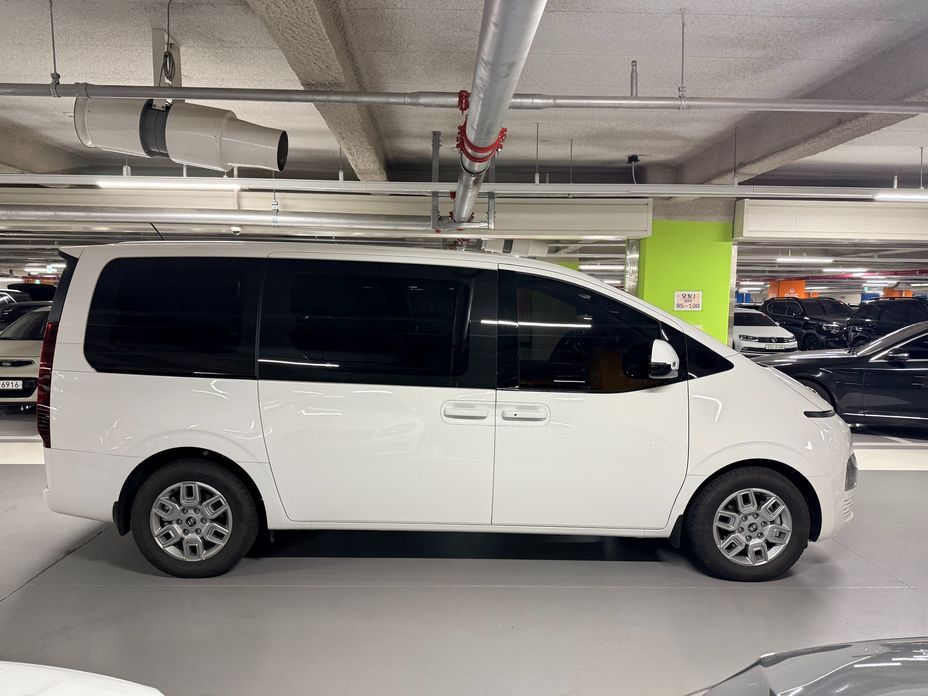 Hyundai Staria 4WD Tourer 11-Seater, 2025