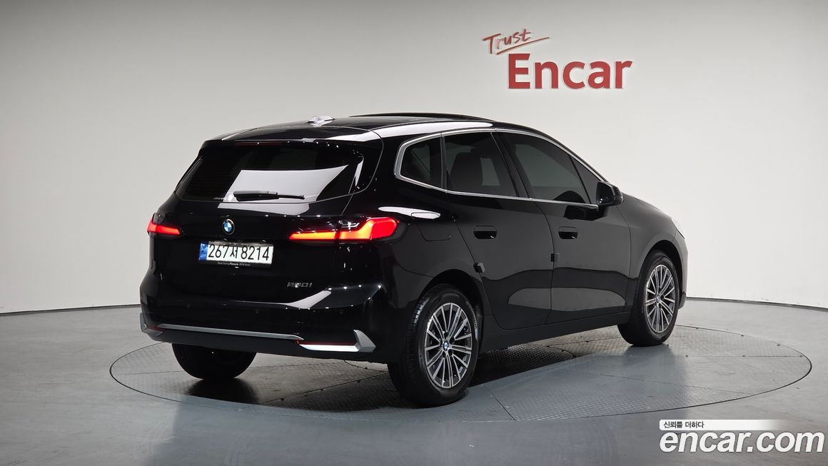 BMW 2-Series 220i Luxury, 2024