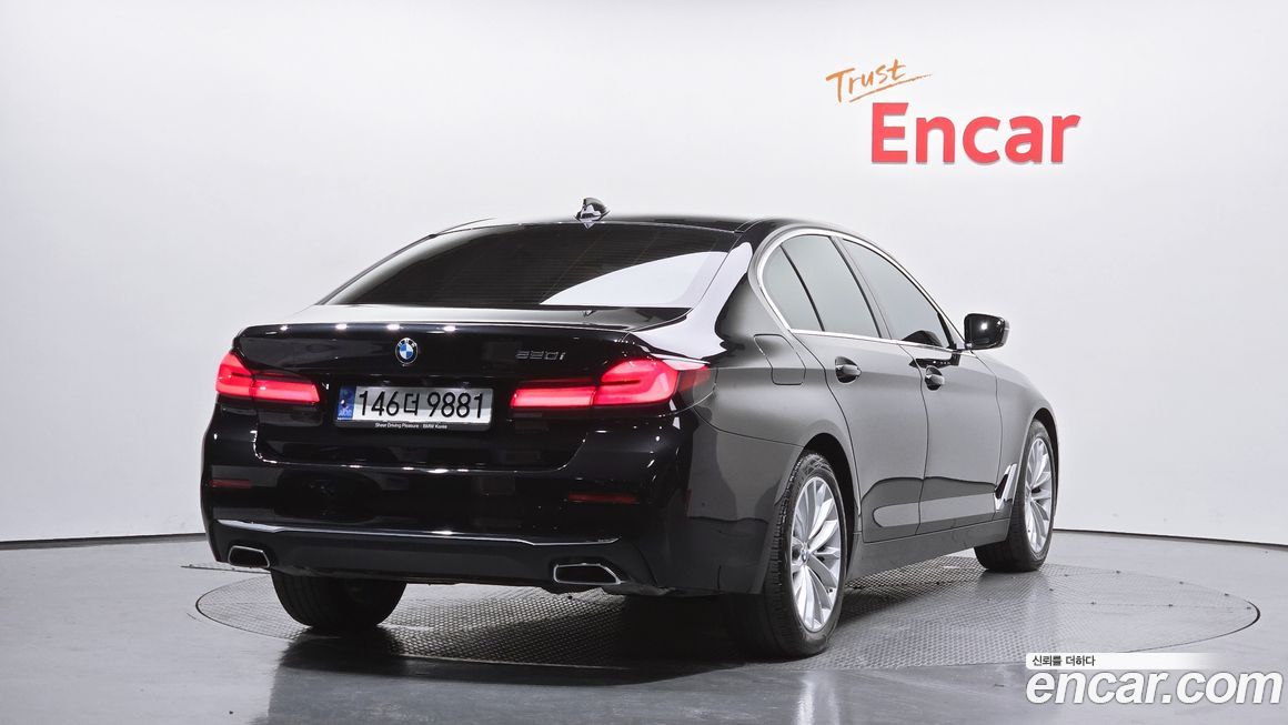 BMW 5-Series 520i Luxury, 2022