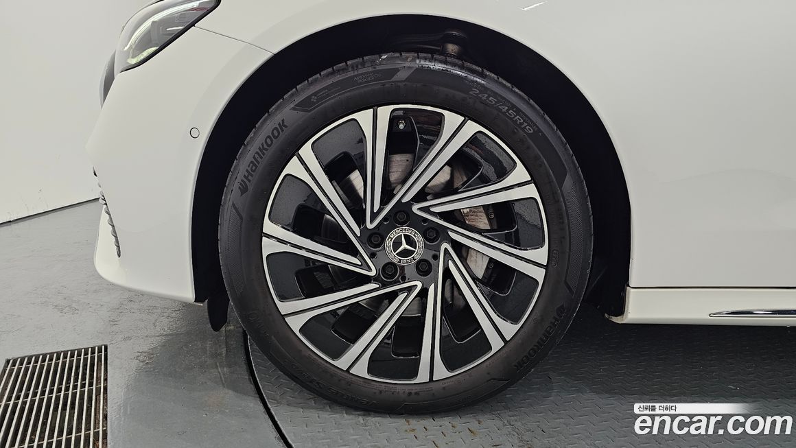 Mercedes-Benz E-Class E300 4MATIC Exclusive, 2024